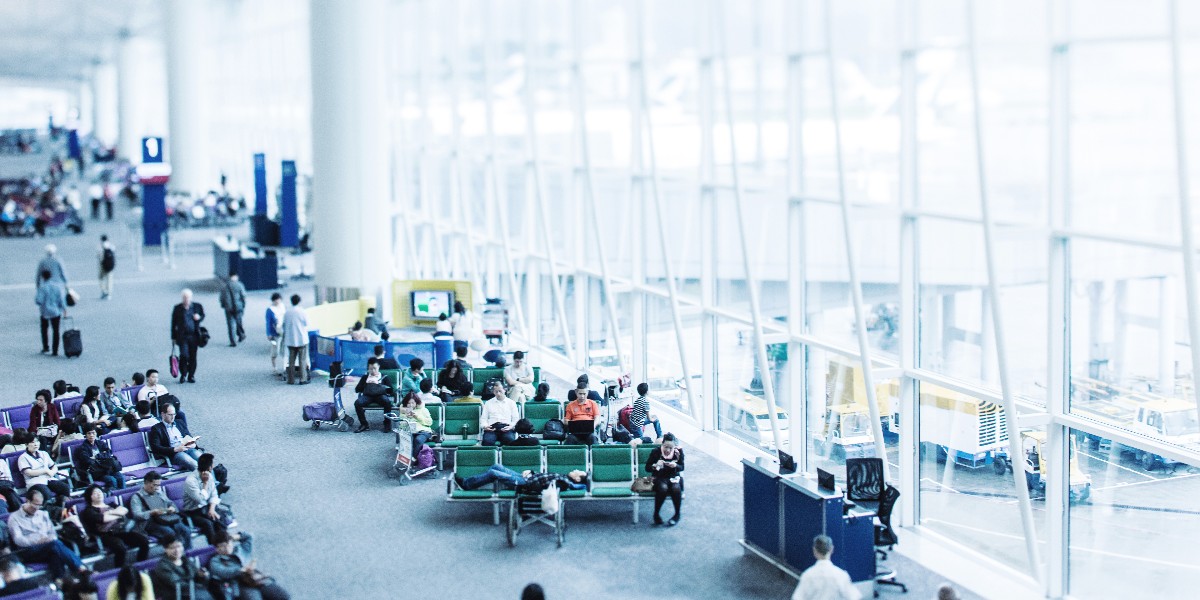 El papel del flujo de pasajeros en los aeropuertos y las soluciones de gestión de multitudes